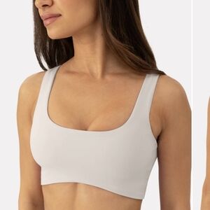 NIB PAVOI Athleisure Curved Hem Medium-Support Sports Bra